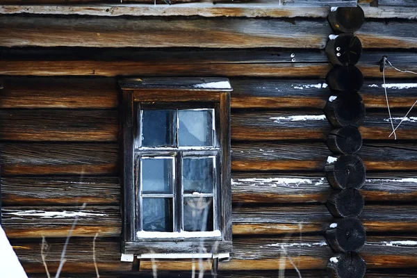 Starý dřevěný dům ve vesnici — Stock fotografie