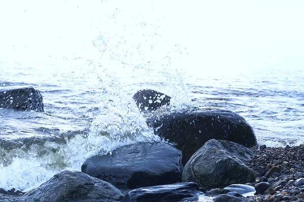 Onde che urtano contro la riva rocciosa — Foto Stock