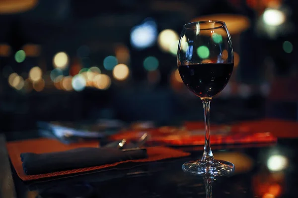 Glas wijn op tafel — Stockfoto
