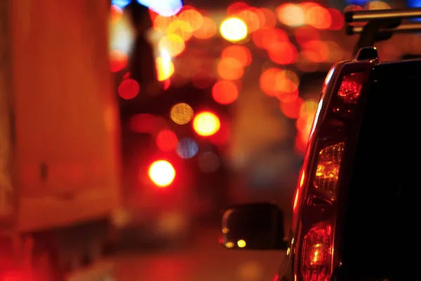 Autos, die in der Stadt fahren — Stockfoto