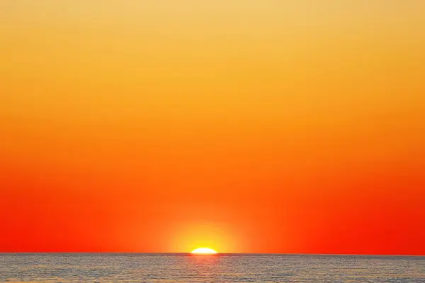 Erstaunliche Strahlen vom roten Sonnenuntergang — Stockfoto