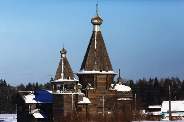 冬天村里的教堂 — 图库照片