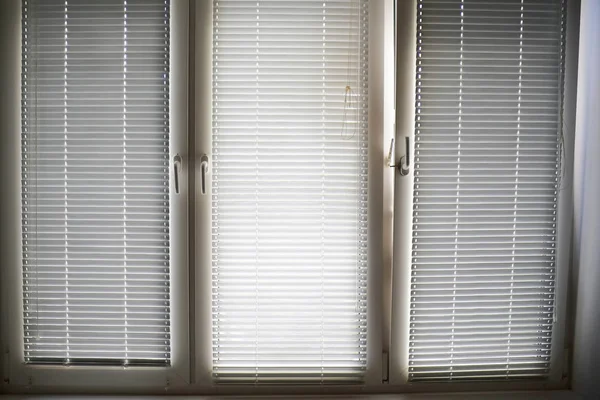 Stängda persienner på fönstret — Stockfoto