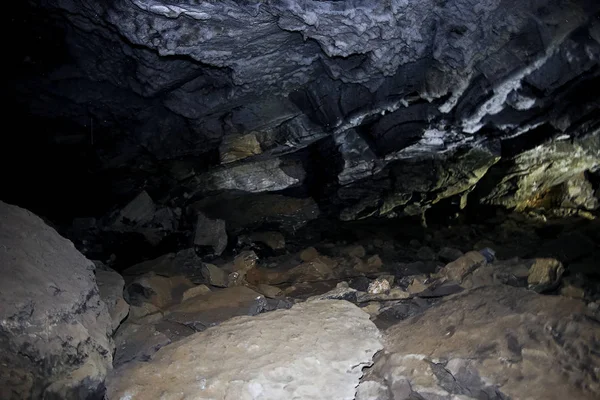 Multi-färgade väggar inne i en grotta — Stockfoto