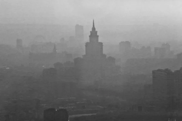 Hoog gebouw in de mist — Stockfoto