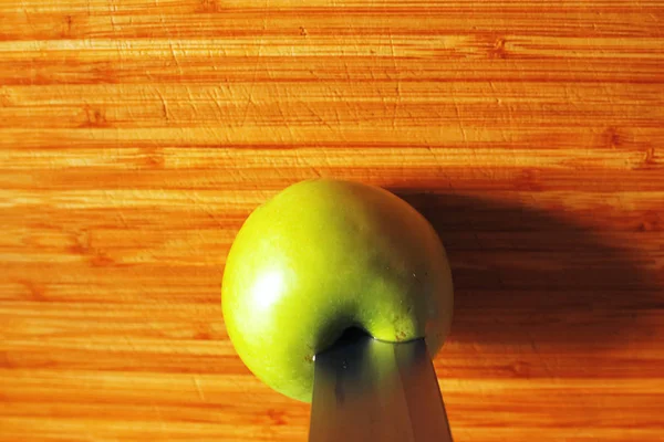 Zelené jablko a nůž — Stock fotografie