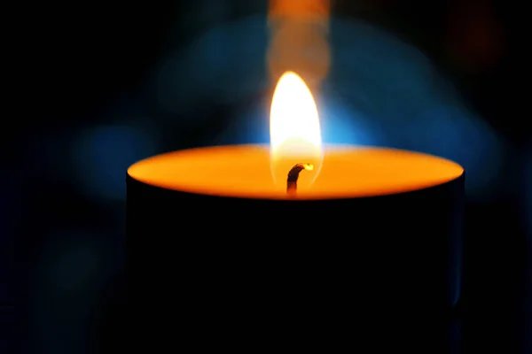 黑暗房间里的蜡烛 — 图库照片
