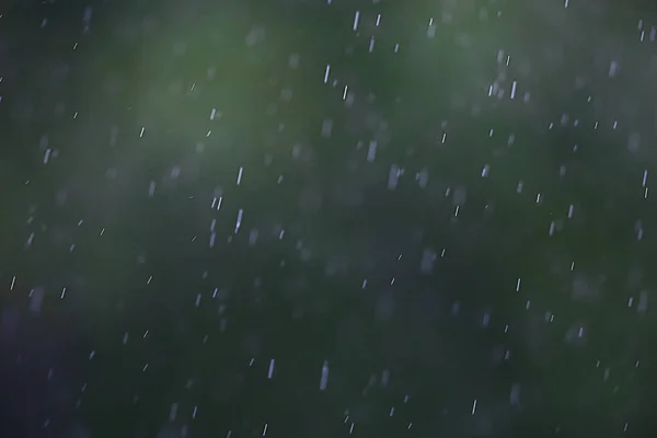 Des gouttes de pluie coulent dans le verre — Photo