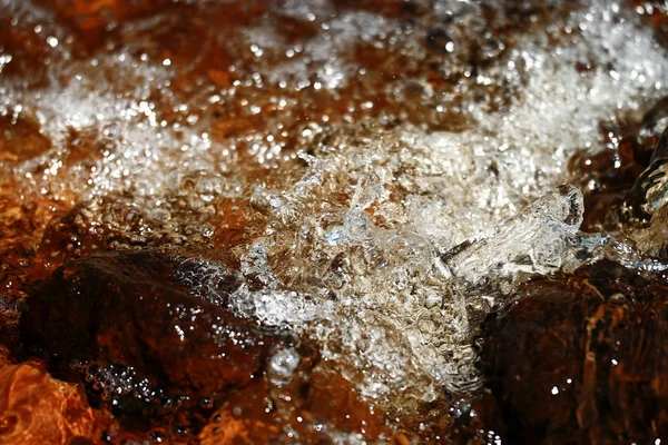 Bir akış çok renkli çakıl