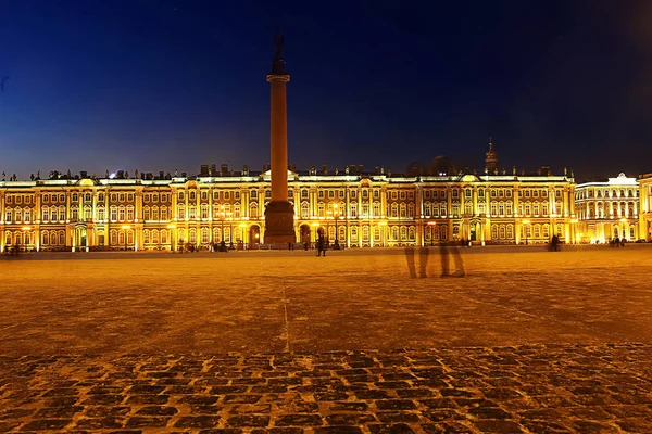 A cidade está iluminada com luzes — Fotografia de Stock