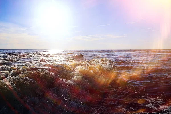 Schizzi dalle onde forti — Foto Stock