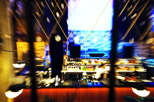 Bar iluminado à noite — Fotografia de Stock
