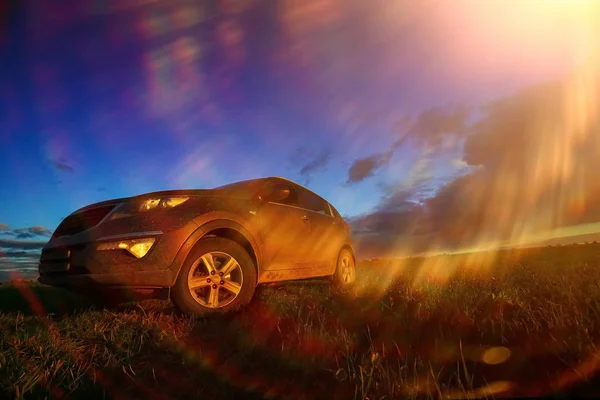 Carro no campo ao pôr-do-sol — Fotografia de Stock