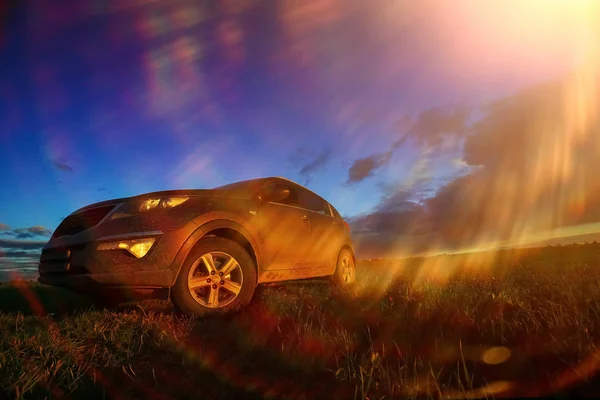 Voiture sur le terrain au coucher du soleil — Photo