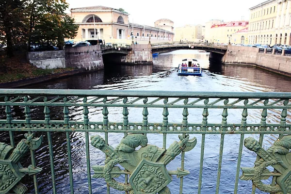 Canal de agua en San Petersburgo — Foto de Stock