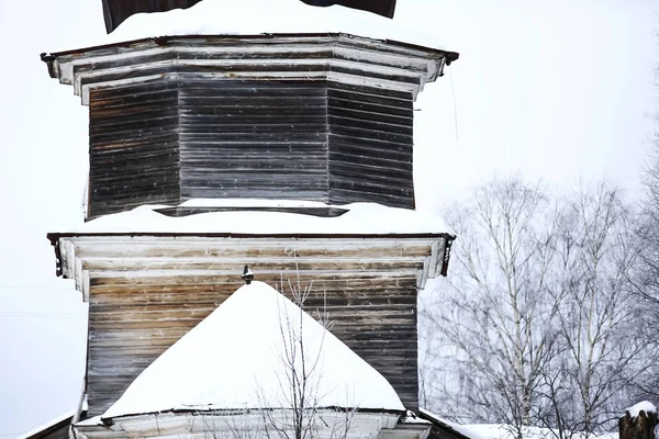 Kościół w wiosce w zimie — Zdjęcie stockowe
