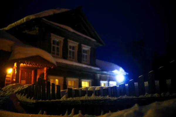 Oud huis bij nacht — Stockfoto
