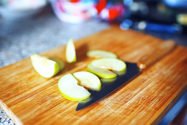 Sliced green apple on the table — Stock Photo, Image