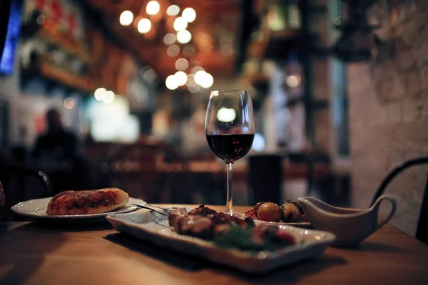 Dîner sur la table dans un café — Photo