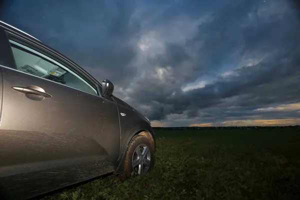 Carro na estrada no campo — Fotografia de Stock