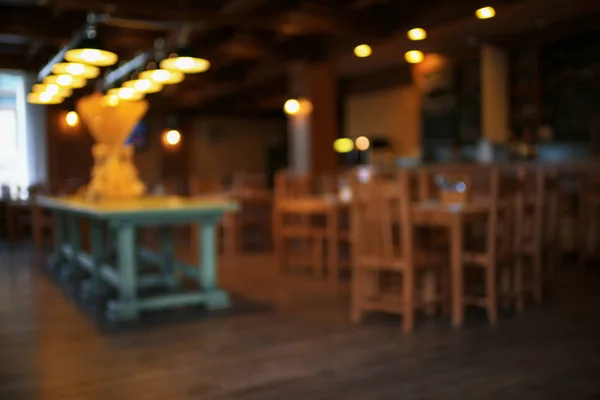 Столи в інтер'єрі кафе — стокове фото