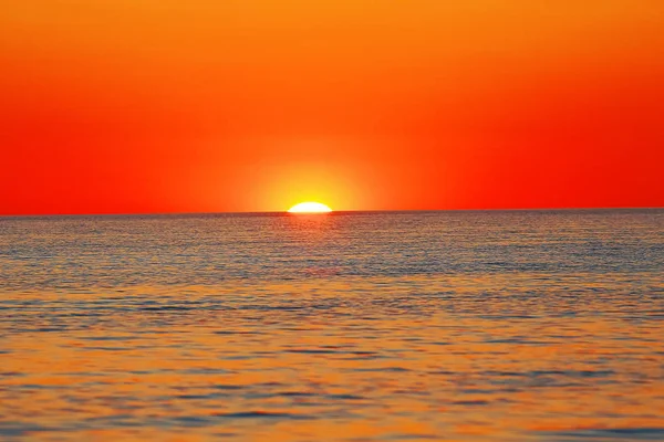 Şaşırtıcı kırmızı günbatımı ışınlarından — Stok fotoğraf