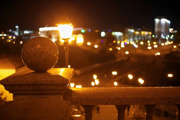 Фонари освещают город — стоковое фото