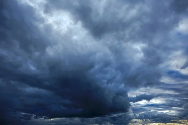 Nuvens cinzas antes da tempestade — Fotografia de Stock