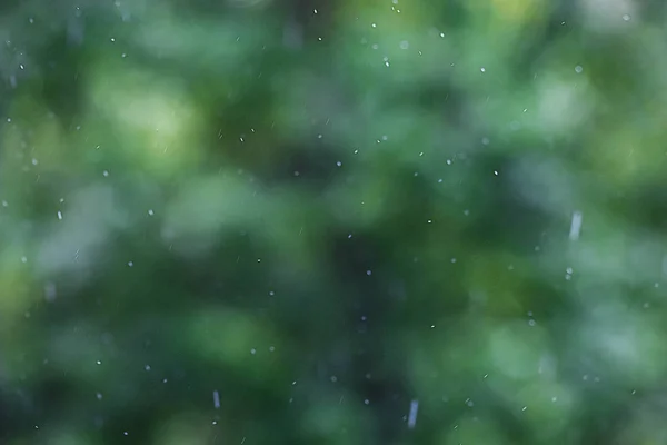 Krople deszczu spływające przez szybę — Zdjęcie stockowe