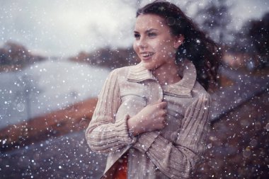 Parktaki güzel kadın.