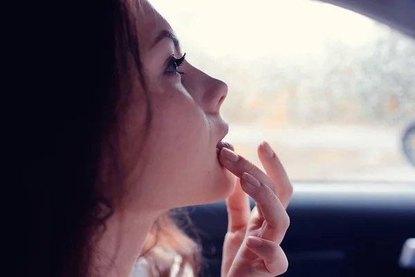 Jeune femme assise dans la voiture — Photo