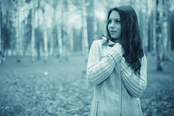 Jeune femme dans le parc — Photo