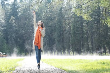 Bahar parkında genç bir kadın