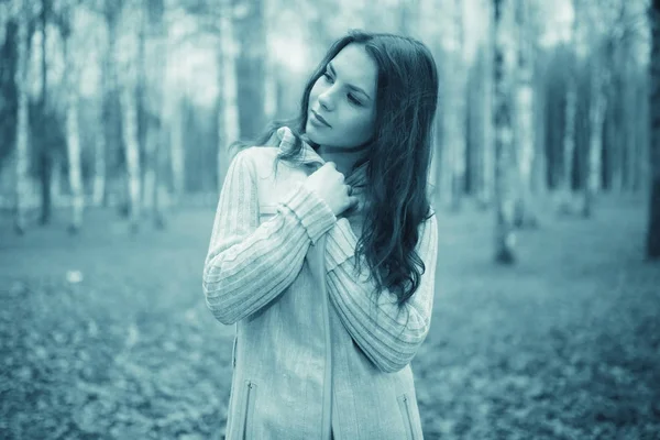 Junge Frau im Park — Stockfoto