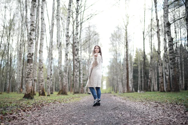 Mladá žena v jarním lese — Stock fotografie