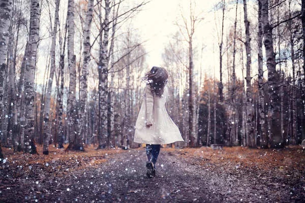 Giovane donna nel parco autunnale — Foto Stock