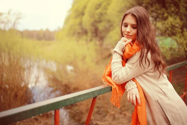 Mujer joven en el bosque de primavera — Foto de Stock