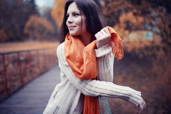 Jovem mulher no parque de outono — Fotografia de Stock