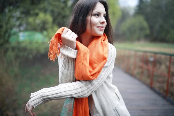 Gelukkige vrouw in park — Stockfoto