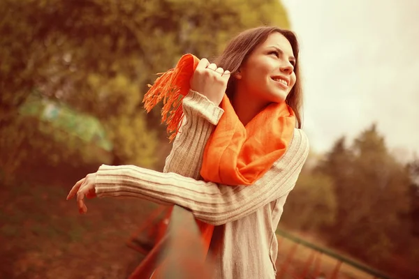 Femme heureuse dans le parc — Photo