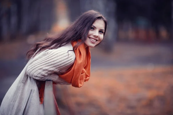 Mulher feliz no parque — Fotografia de Stock