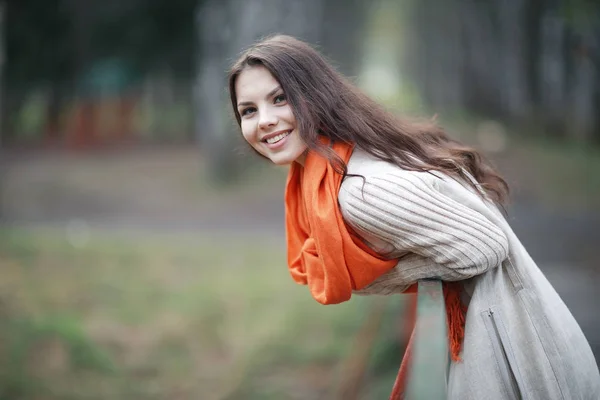Glad kvinna i park — Stockfoto