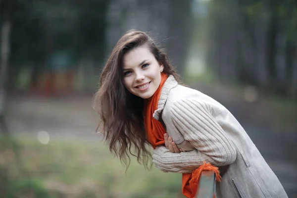 Jovem mulher no parque de outono — Fotografia de Stock