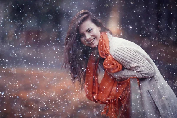 Jeune femme dans le parc d'automne — Photo