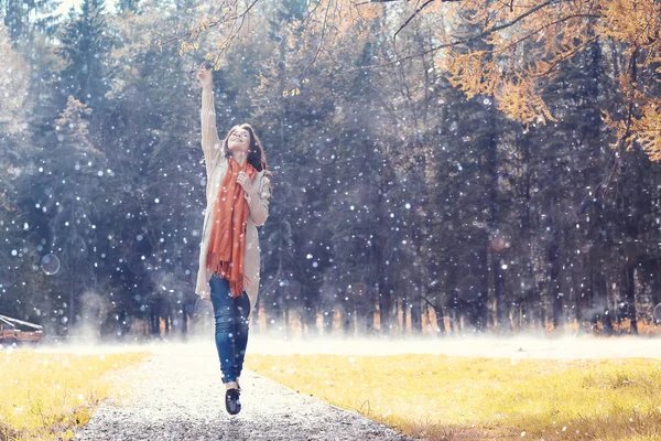 Jeune femme dans le parc d'automne — Photo