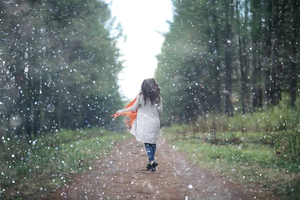 Giovane donna nel parco autunnale — Foto Stock