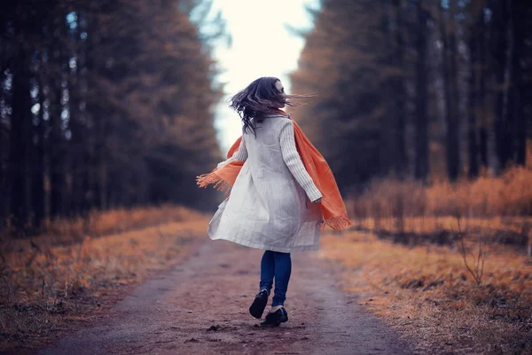 Young woman in autumn park — Stock Photo, Image