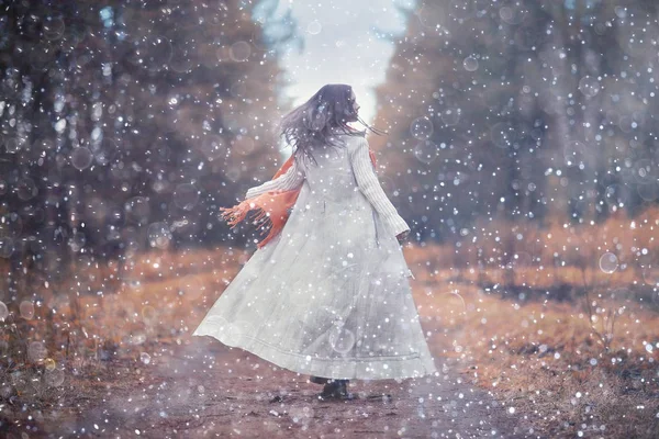 Jeune femme dans le parc d'automne — Photo