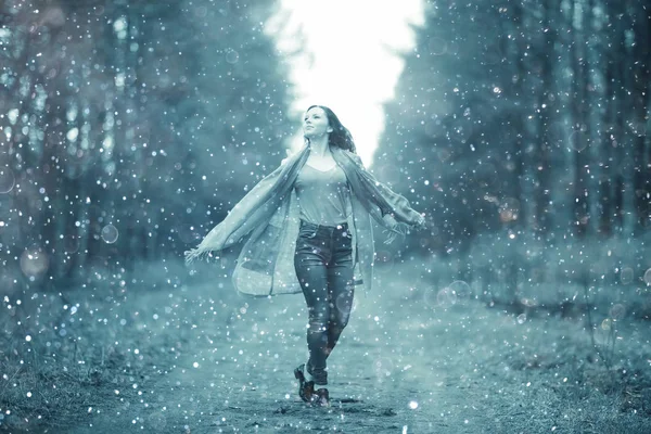 Jeune femme dans le parc d'automne — Photo