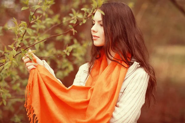 Mujer joven en el bosque de primavera — Foto de Stock
